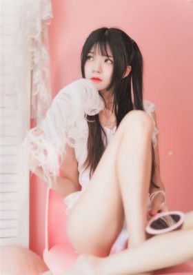 欧美裸色裙子街拍_BD电影在线看